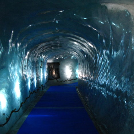Durch den Tunnel zum Aletschgletscher